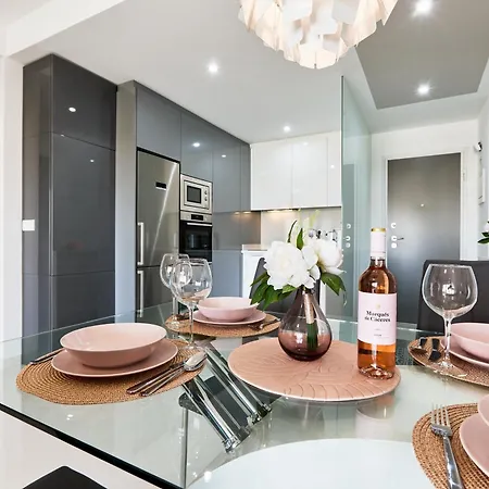 Modern Flat Close To & Golf Courses - By Welcomely Apartment *